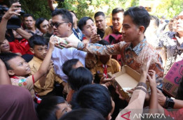 Dukung  Khofifah, Gibran Bagi-Bagi Susu dan Buku Tulis di Surabaya