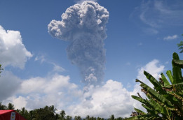 Awas! Gunung Ibu Meletus, Lemparkan Abu Setinggi Lima Kilometer