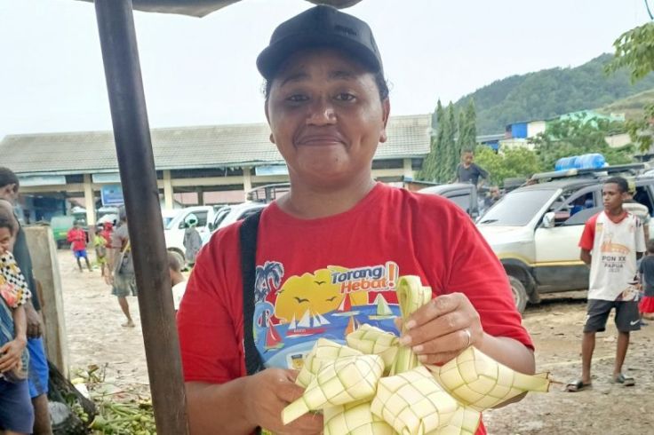 Iduladha Bawa Berkah Pedagang Janur Ketupat di Papua