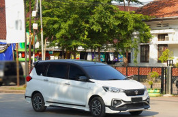 Mobil  Suzuki  Hybrid Laris Manis