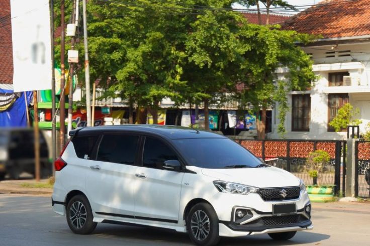 Mobil  Suzuki  Hybrid Laris Manis