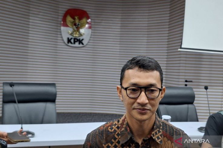 Cari Harun Masiku, Penyidik KPK "Oprek-Oprek" Isi HP Hasto Kristiyanto