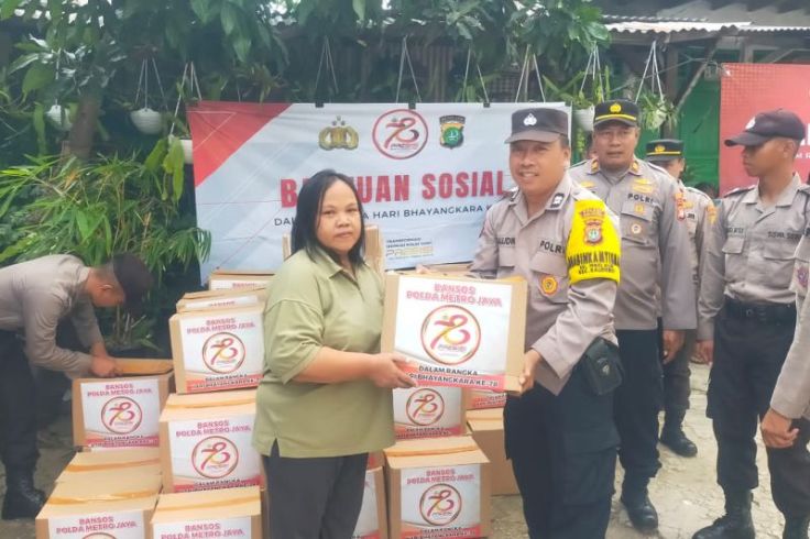 Polisi Baik Bagi-Bagi Paket Sembako untuk Warga di Kalideres