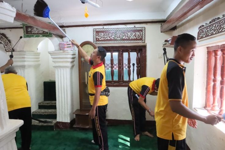 Tengok Polisi Kerja Bakti Muliakan Masjid Cagar Budaya Al-Alam Marunda