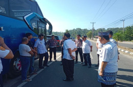 Demi Keselamatan, Polisi Cek Kelayakan Bus Jemaah Calon Haji di Pesisir Barat