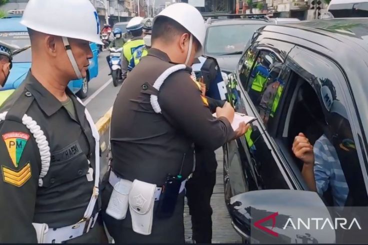 Jangan Macam-Macam Terobos Jalur Busway! Ditangkap Petugas TNI dan Polri