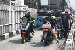 Kabur dari Petugas, Pemotor Nekat Balik Arah Pepet-pepetan dengan Bus Transjakarta