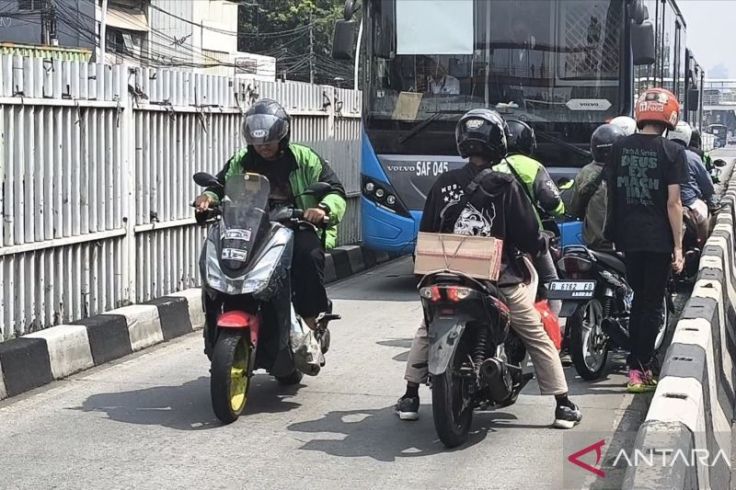 Kabur dari Petugas, Pemotor Nekat Balik Arah Pepet-pepetan dengan Bus Transjakarta