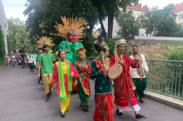 Meriahnya Arak-arakan Pengantin Betawi dan Ondel-Ondel di Kota Berlin