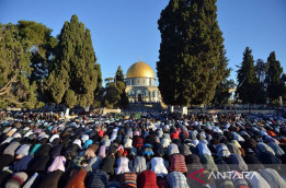 Warga Gaza Salat Iduladha di Antara Puing-Puing Gedung Hancur