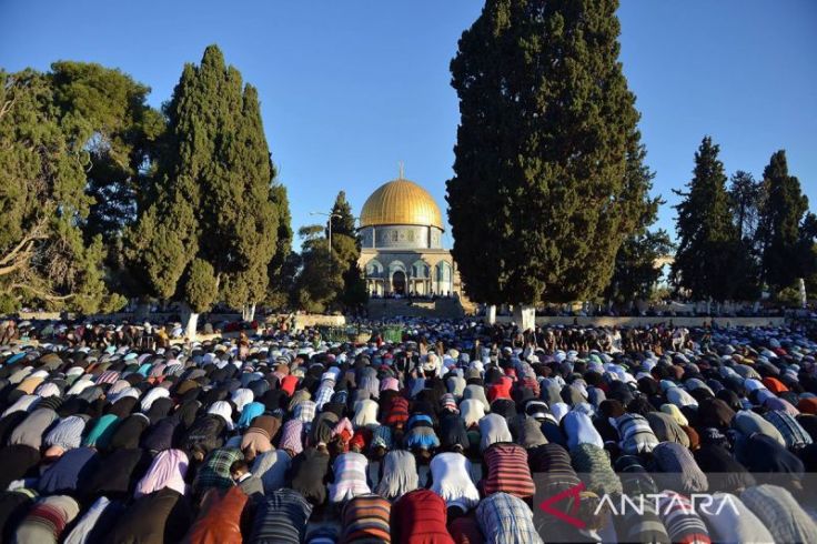 Warga Gaza Salat Iduladha di Antara Puing-Puing Gedung Hancur