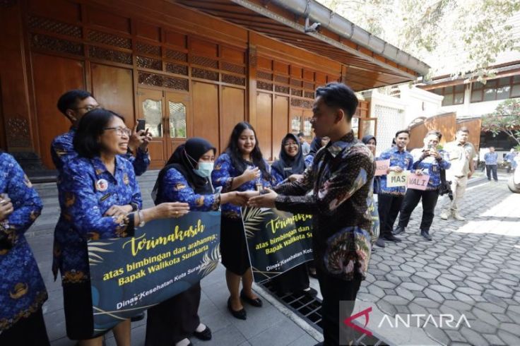 ASN Surakarta "Senyum Bahagia" Lepas Gibran Rakabuming Raka  