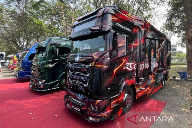 Komunitas Canter Adu Kreasi Truk di GIIAS 2024