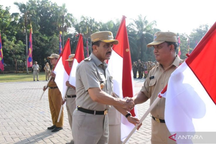 Pemkot Jaktim Bagikan 10 Ribu Bendera Merah Putih Gratis