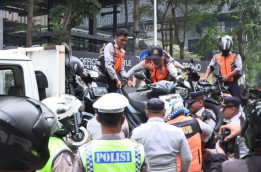 Petugas Cabuti Pentil hingga Angkut Motor Parkir Sembarangan di Senopati