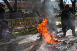 Aliansi Madura Indonesia Bakar Ban Kecam Hakim Pembebas Ronald Tannur