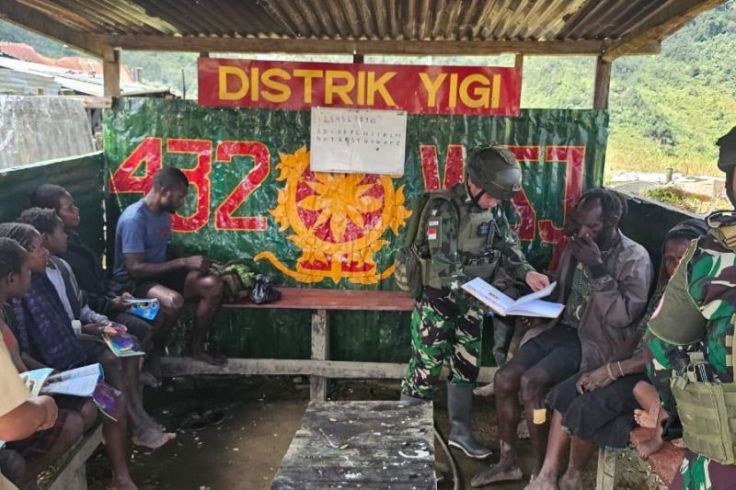 Ketika KKB Bakar Sekolah, Prajurit TNI Didik Anak-Anak Papua Pegunungan 