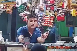 Viral, Muka Maling HP Terekam Jelas di CCTV Warung Madura