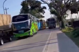 Viral Video Rombongan Bus Pariwisata di Jalur Lawan lalu Tabrakan Beruntun