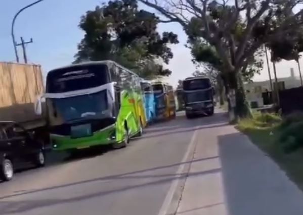 Viral Video Rombongan Bus Pariwisata di Jalur Lawan lalu Tabrakan Beruntun