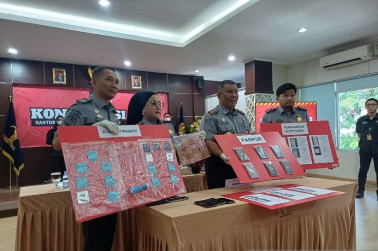 Bisnis "Lendir" Sampai Lupa Waktu, Enam WNA Dideportasi