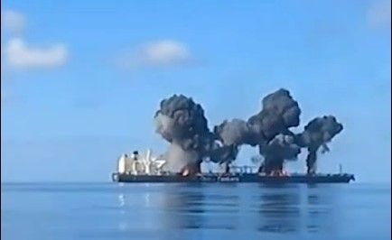 Allahuakbar! Kapal Tanker Yunani Meledak di Laut Merah