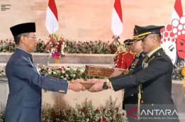 Heru Budi Lepas Bendera Pusaka dan Teks Proklamasi dari Monas