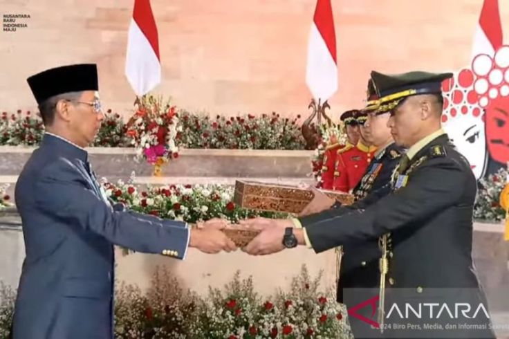 Heru Budi Lepas Bendera Pusaka dan Teks Proklamasi dari Monas