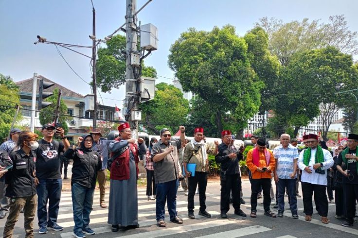 Massa Demonstran Ingatkan KPU agar Berpegang Teguh ke Putusan MK