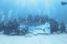 Semarak Pembentangan Bendera Merah Putih di Dasar Laut Ambon