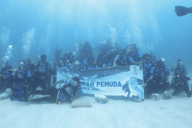 Semarak Pembentangan Bendera Merah Putih di Dasar Laut Ambon