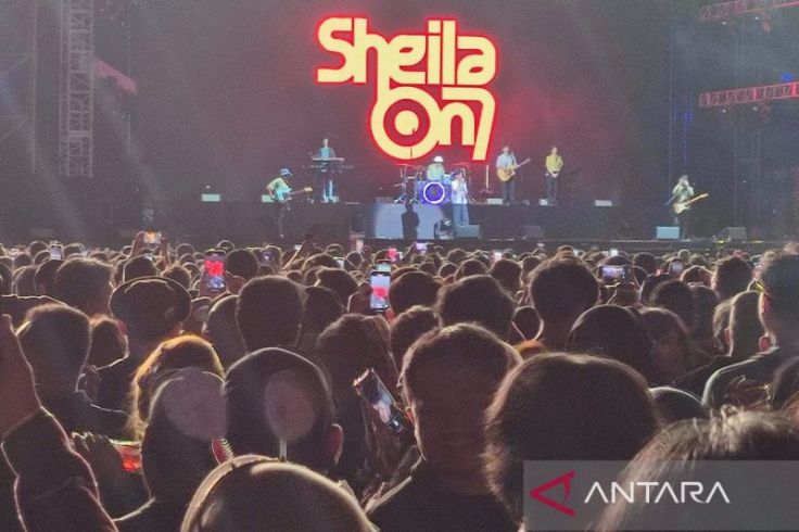 Sheilla On7 Kangen-kangenan dengan Ribuan Penggemar di Konser Makassar