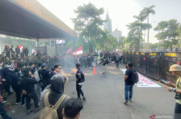 Korlap: Berhenti Lempar Botol! Masuk!