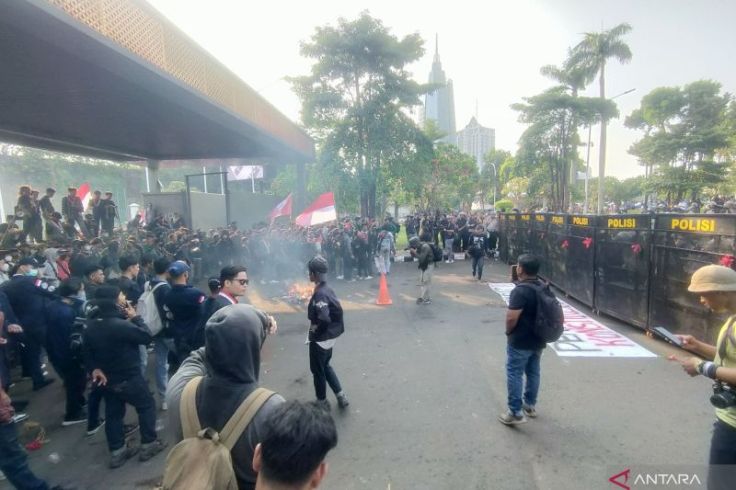 Korlap: Berhenti Lempar Botol! Masuk!