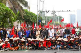 Diguyur Hujan Deras, Massa Demo Hari Tani Nasional Bubarkan Diri