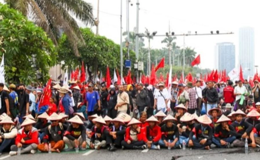 Diguyur Hujan Deras, Massa Demo Hari Tani Nasional Bubarkan Diri