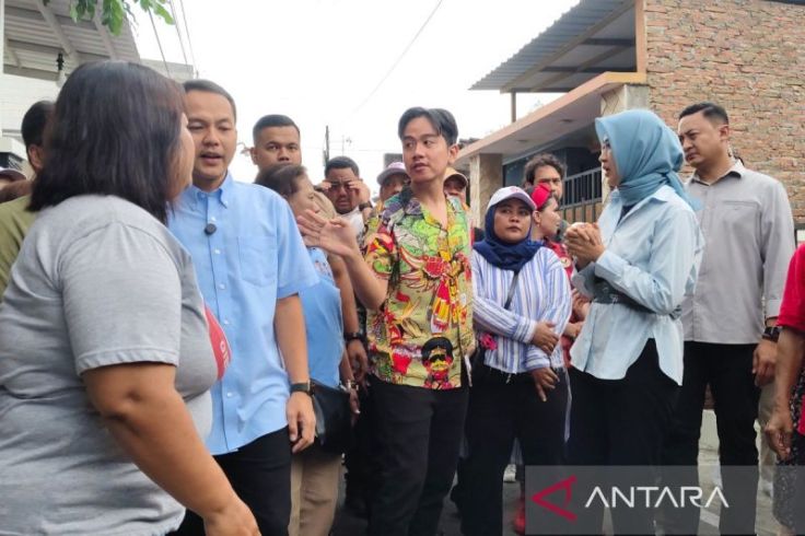 Gibran Tainjau Warung Bekas Dirusak Ormas di Solo