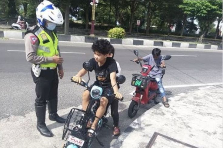 Pastikan Kondisi Jalan Aman dan Mental Anak Siap Gunakan Sepeda Listrik ke Sekolah