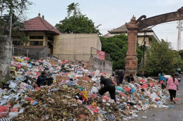 Luhut Akui Sulit Atasi Sampah di Bali