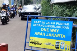 Macet Total, Polisi Tutup Jalan ke Puncak Delapan Jam