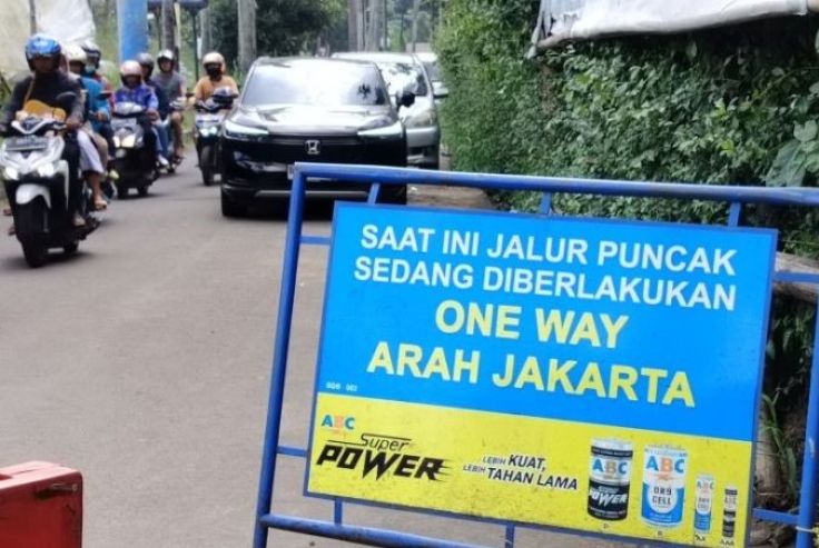 Macet Total, Polisi Tutup Jalan ke Puncak Delapan Jam