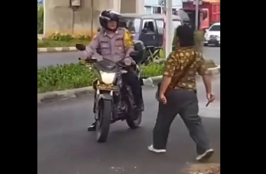 Momen Sopir Truk Serang Polisi di Pulogadung hingga akhirnya Roboh Diserang Balik