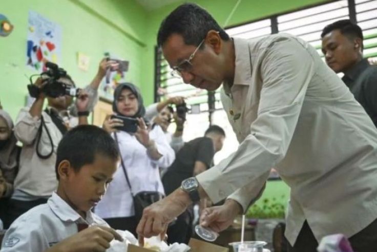 Pemprov DKI Salurkan Ribuan Paket Makanan Siang Gratis 