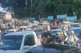 Polisi Cianjur Berjibaku Antisipasi Macet Total Puncak