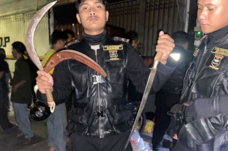 Polisi Gagalkan Tawuran Antargeng "Bocil" Bersenjata Tajam di Surabaya