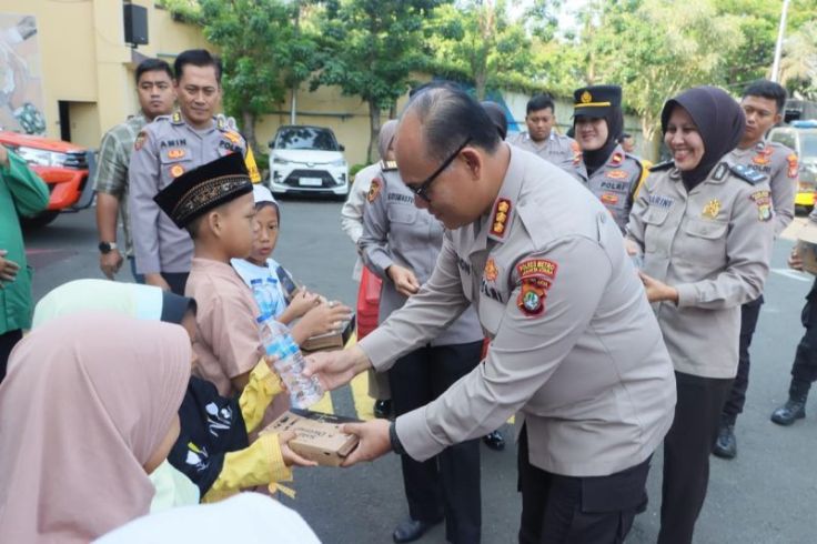 Berkah, Polres Jakut Bagikan 300 Paket Makan Siang untuk Anak Yatim