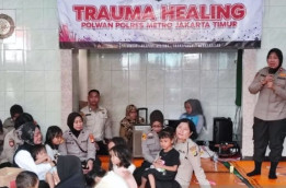 Polwan dan Psikolog Pulihkan Trauma Anak-Anak Korban Kebakaran Cipinang