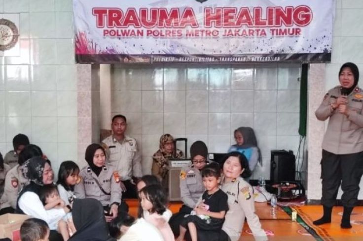 Polwan dan Psikolog Pulihkan Trauma Anak-Anak Korban Kebakaran Cipinang