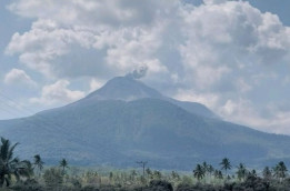 Gunung Lewotobi Laki-Laki Meletus Terbangkan Abu setinggi 800 Meter