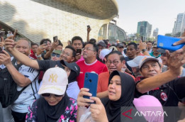 Warga Nyanyi "Si Doel Anak Betawi" bersama Pram-Doel di CFD